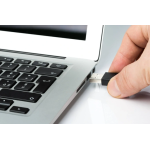 Cắm USB lạ vào máy tính nhà báo Ecuador suýt mất mạng