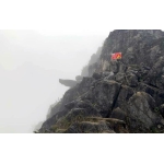 Leo lên “mỏm đá tử thần” Hà Giang chụp ảnh, khách Tây gặp nguy hiểm