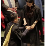 Màn cầu hôn của chàng trai với bạn gái ngay trong lễ tốt nghiệp