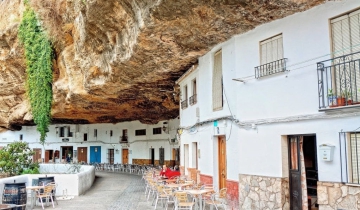 Chuyện những ngôi nhà dưới đá 