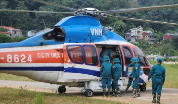 Máy bay quân đội chở nhu yếu phẩm cứu trợ đến người dân vùng lũ