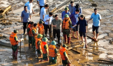 Thủ tướng đến hiện trường sạt lở Làng Nủ