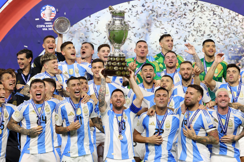 Lionel Messi nâng cup vô địch Copa America 2024 cùng tuyển Argentina sau khi đánh bại Colombia