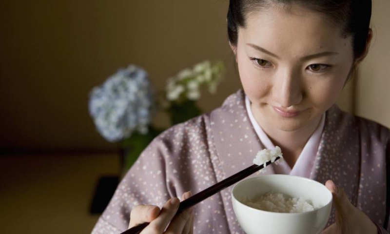 3 kiểu ăn cơm của người Nhật giúp giảm cân, hạ đường huyết