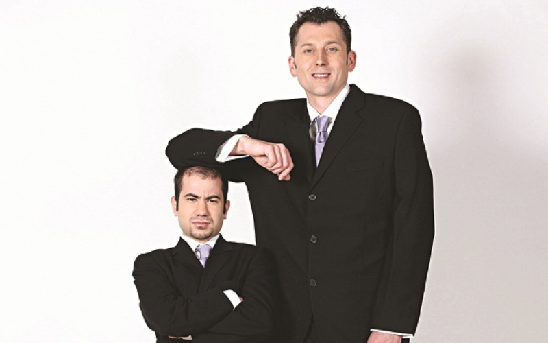 Người thấp bé và người cao lớn