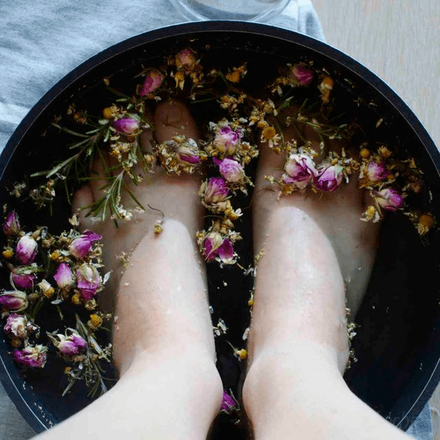 Thêm thảo dược vào nước ngâm chân để tăng hiệu quả của phương pháp